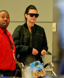 Kendall Jenner - Arriving at LAX airport, 2 января 2015 (55xHQ) QT6OxpGx