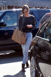 Alessandra Ambrosio - at the Brentwood Country Mart in Los Angeles (2015.03.02.) (15xHQ) QUzmYK9H