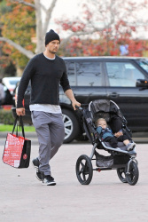 Josh Duhamel - take his son for shopping - December 26, 2014 - 12xHQ R016AKO7