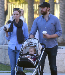 Emily Blunt - and husband John Krasinski take their daughter Hazel out for lunch and a stroll in Los Angeles, California with her baby girl Hazel on January 24, 2015 - 22xHQ RVgzsQQ5