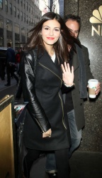 Victoria Justice - Arriving at the NBC Studios in New York City, 16 января 2015 (16xHQ) RbfWdH0N