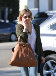Sarah Michelle Gellar - Out and about in LA, 21 ноября 2014 (43xHQ) SkXZO2Hs