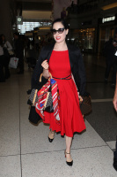 Дита фон Тиз (Dita von Teese) was spotted arriving at LAX Airport to catch a flight to London, 23.08.2012 (6xHQ) TZlwvjuf