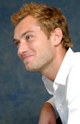 Jude Law - Jude Law - Sky Captain and the World of Tomorrow press conference portraits by Vera Anderson (New York, August 25, 2004) - 8xHQ TmlBCG6v