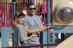 Jessica Alba - Jessica and her family spent a day in Coldwater Park in Los Angeles (2015.02.08.) (196xHQ) U0n4SIoO