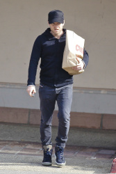 Sam Worthington - Sam Worthington - returns to his car after shopping at CVS in Malibu (2015.05.05) - 23xHQ VEhyW3di