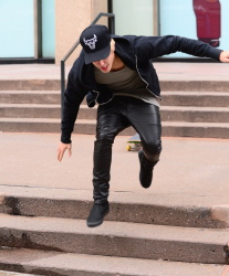 Justin Bieber - Skating in New York City (2014.12.28) - 41xHQ VehAlZsR