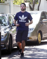 Robert Pattinson - is spotted leaving a friend's house in Los Angeles, California on March 20, 2015 - 15xHQ ViGDEv1P