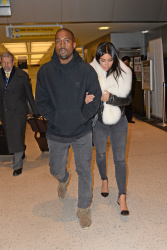 Kim Kardashian и Kanye West - Arriving at JFK airport in New York, 7 января 2015 (63xHQ) Vjs0nI07