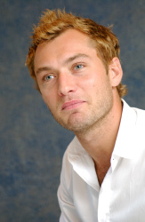 Jude Law - Sky Captain and the World of Tomorrow press conference portraits by Vera Anderson (New York, August 25, 2004) - 8xHQ VtYCufFi