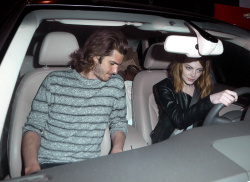 Andrew Garfield & Emma Stone - Leaving an Arcade Fire concert in Los Angeles - May 27, 2015 - 108xHQ WIr1vPez