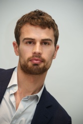 Theo James - Insurgent press conference portraits by Vera Anderson (Beverly Hills, March 6, 2015) - 5xHQ XCNBIjsv