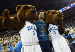 Taylor Lautner at the UCLA vs Gonzaga basketball game (2014.12.13) - 6xHQ XfHUddYB