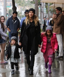 Jessica Alba - Shopping with her daughters in Los Angeles, 10 января 2015 (89xHQ) YfGGWptv