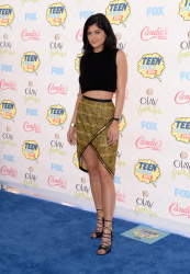 Kendall & Kylie Jenner - At the FOX's 2014 Teen Choice Awards, August 10, 2014 - 115xHQ ZE1er2hI